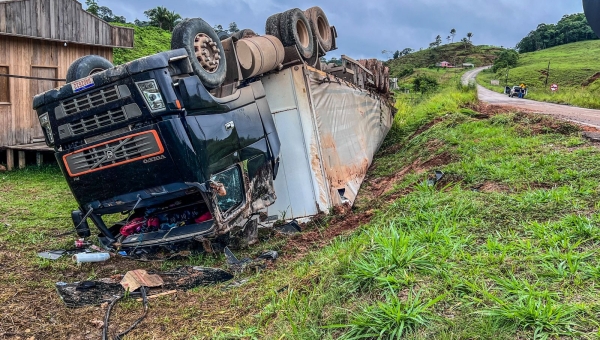 Carreta tomba devido às más condições da BR 364 entre Tarauacá e Cruzeiro do Sul